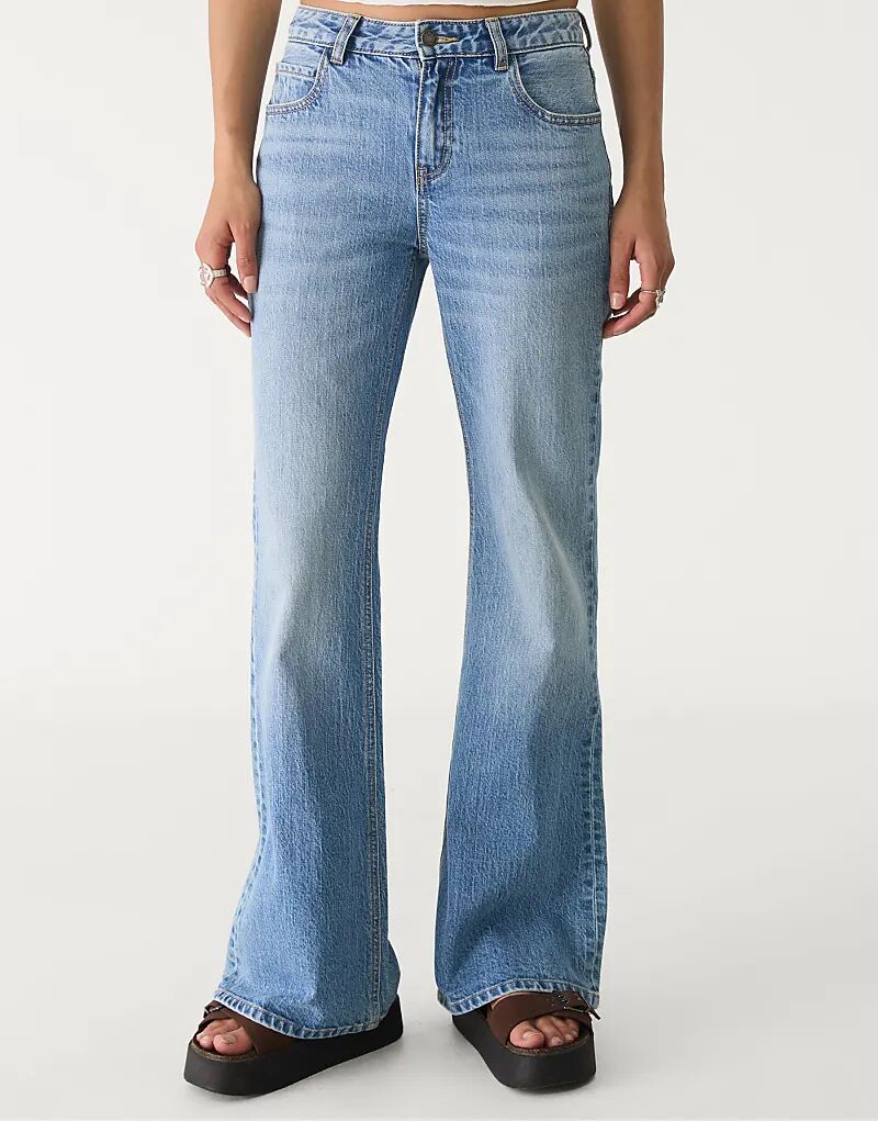 

Расклешенные джинсы Stradivarius комфортного кроя, средне-синего цвета