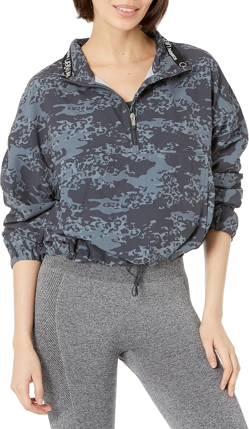 

Женский пуловер Calvin Klein Performance с принтом, воротником-трубой, застежкой-молнией на 1/2 и рукавами с рюшами, Animal Camo Charcoal