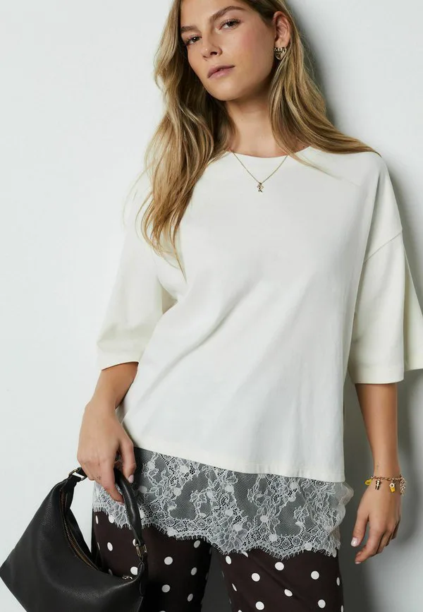 

Обычная футболка с коротким рукавом и кружевной отделкой по низу. базовая модель. Next, Ecru, Бежевый, Обычная футболка с коротким рукавом и кружевной отделкой по низу. базовая модель. Next, Ecru