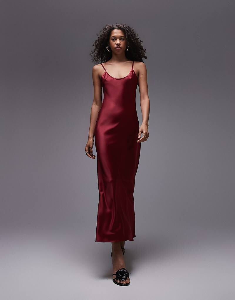 

Topshop — длинное платье-комбинация бордового цвета с тонкими бретелями и круглым вырезом