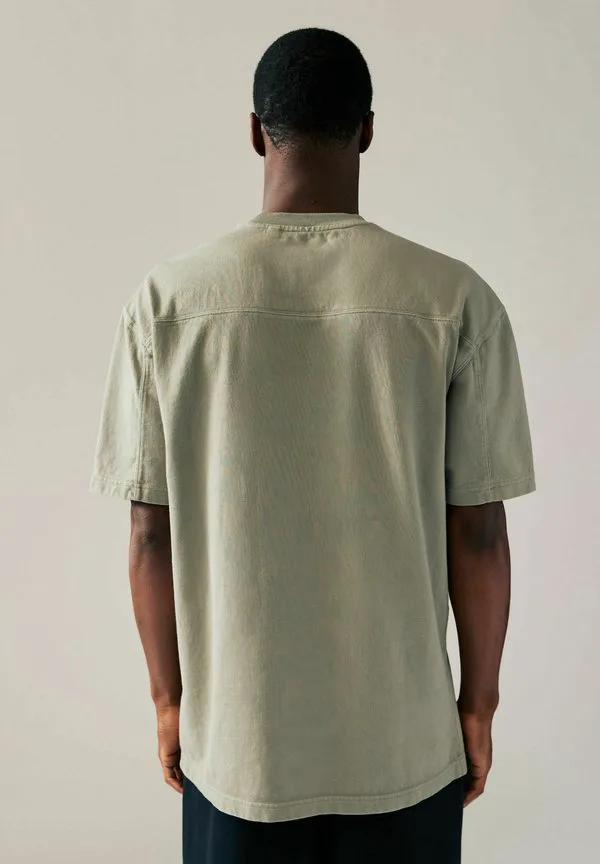 Набор из 3 базовых футболок из плотной ткани Next, Charcoal Grey Green Ecru Garment Dye — фото 4