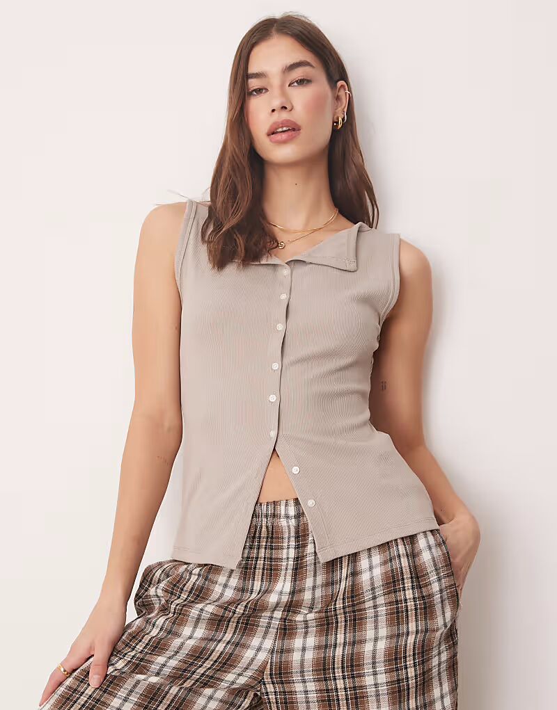 

Топ с разрезом на горловине, застегивающийся на пуговицы, удлиненный, в рубчик, серого цвета Abercrombie & Fitch