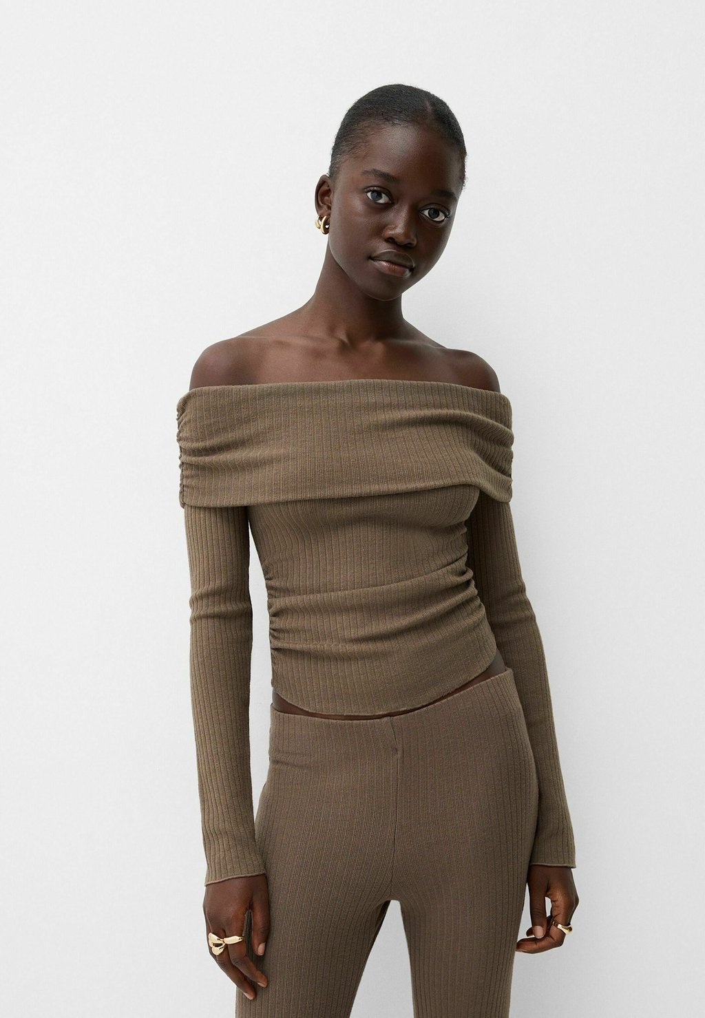 

Джемпер WITH BARDOT NECKLINE Bershka, песочный