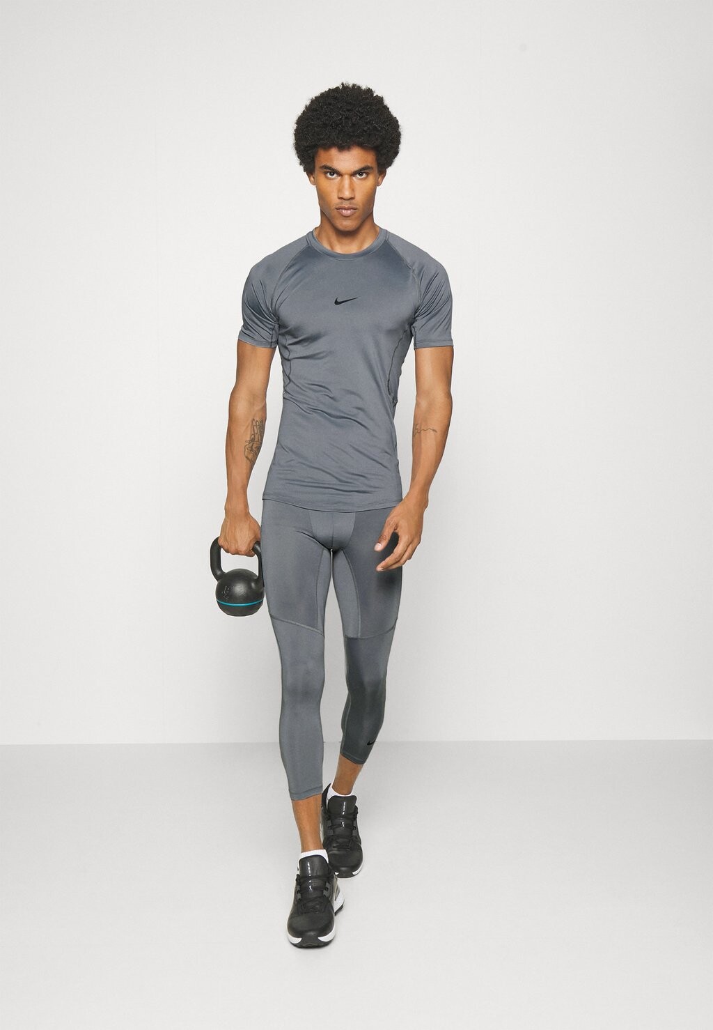 Футболка Nike TIGHT, цвет Smoke Grey/Black — фото 2