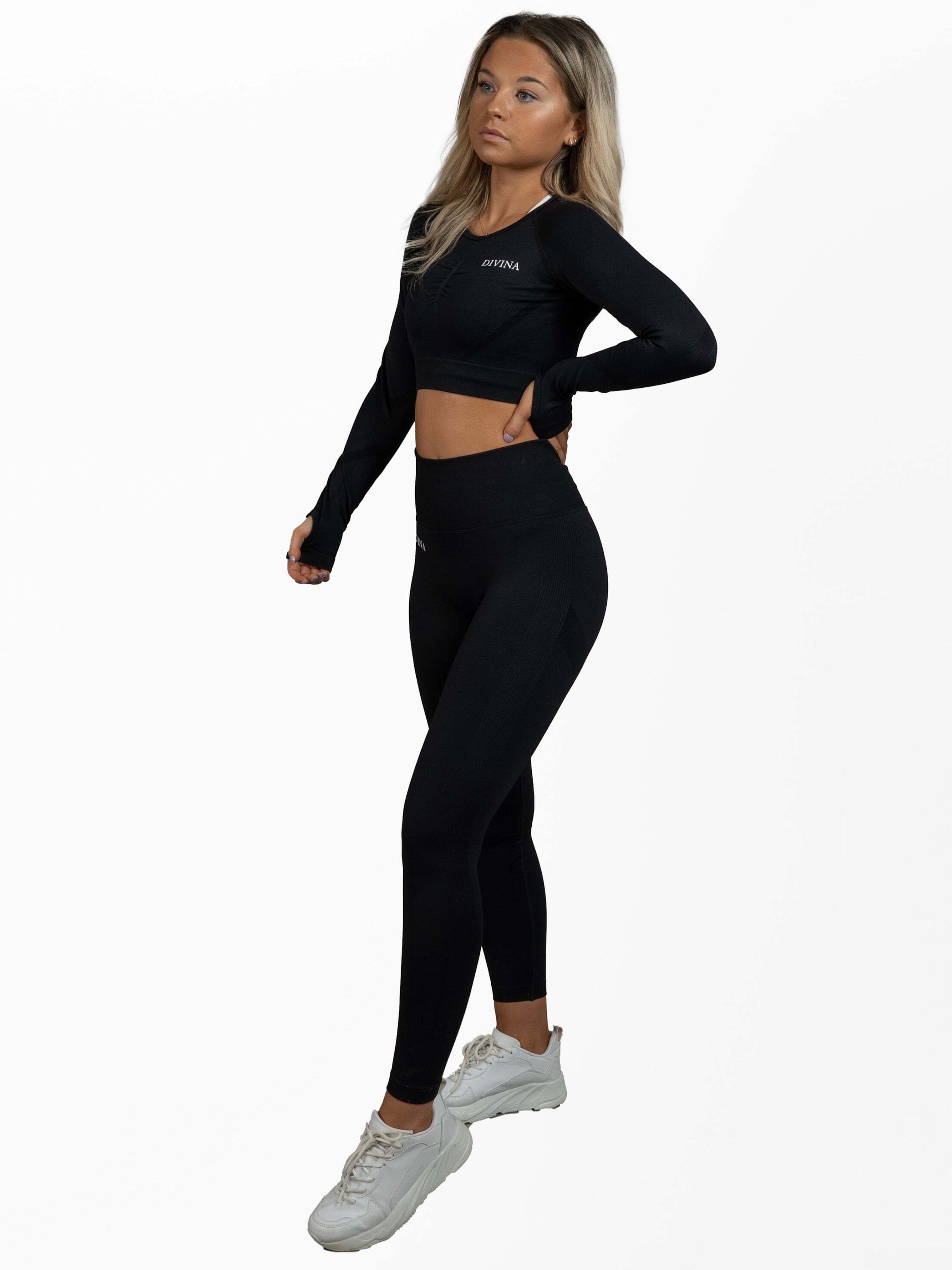 

Divina Футболка Performance 'Scrunch' в черном цвете