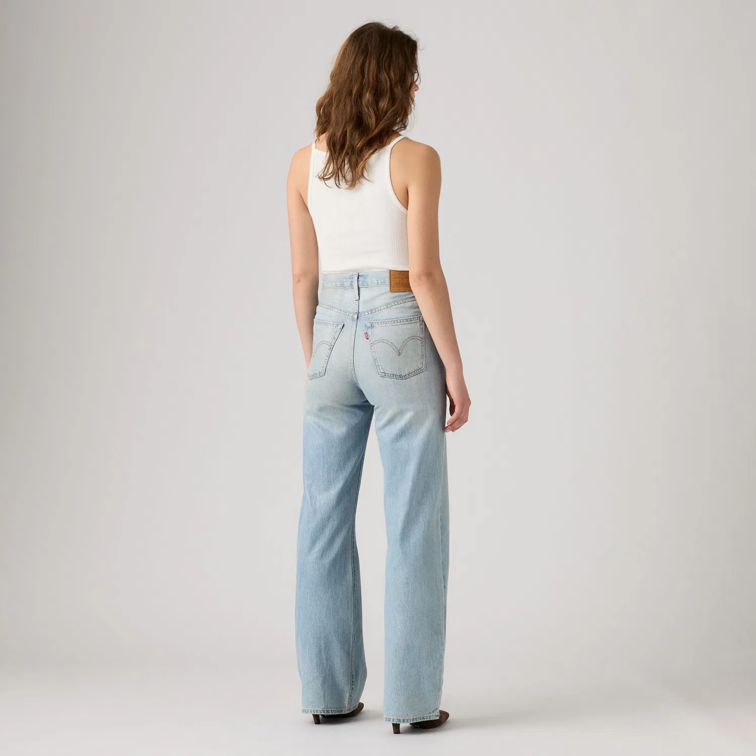 Женские джинсы с широкими штанинами и ребристой текстурой Levi's, Medium Wash — фото 4