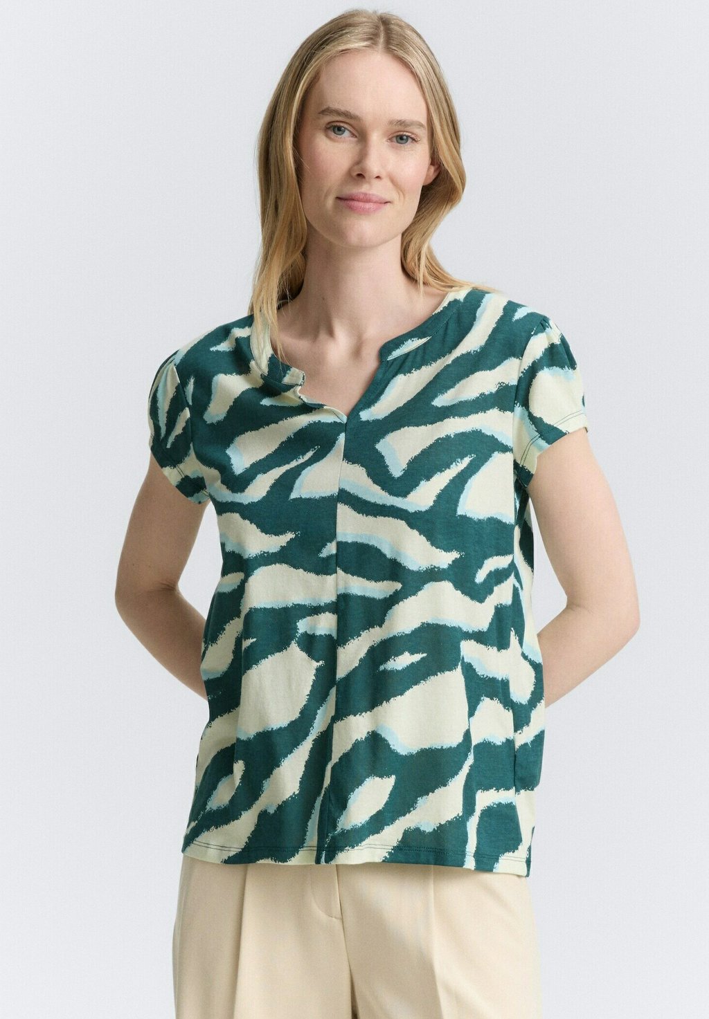 

Футболка с принтом ALLOVERPRINTED TOM TAILOR, зеленый