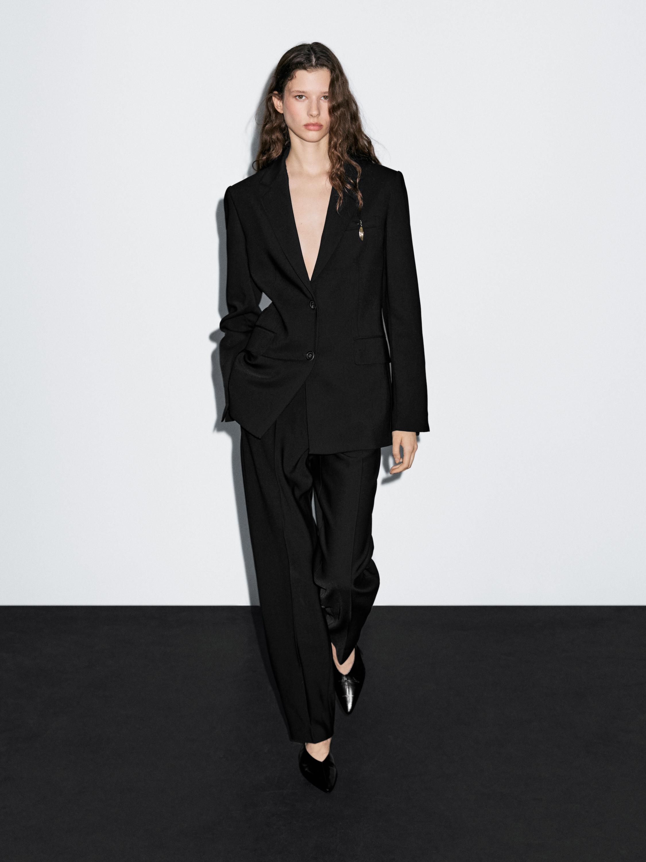 

Блейзер из крепа на двух пуговицах Massimo Dutti, черный