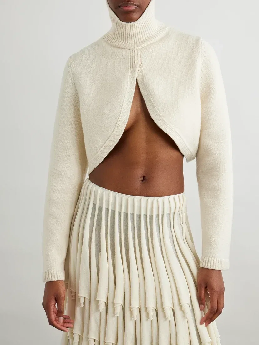 Укороченный свитер с воротом-стойкой из кашемировой смеси Alaïa, белый — фото 3