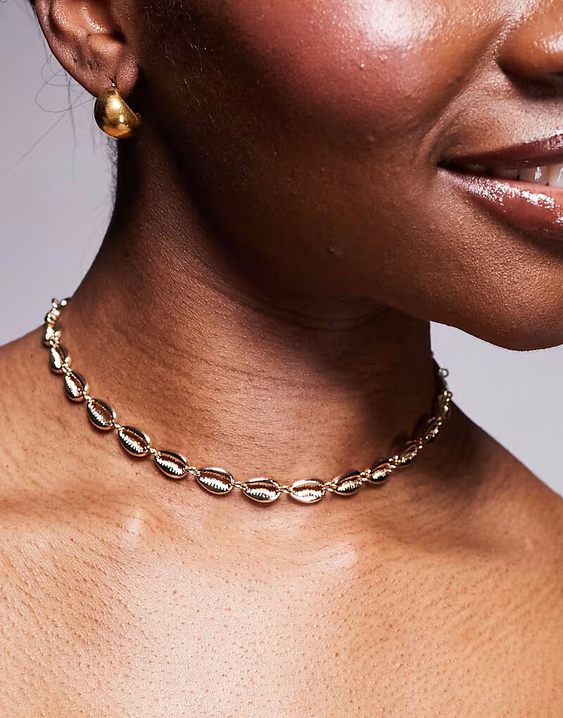 

Ожерелье-чокер с имитацией ракушек в золоте Asos Design