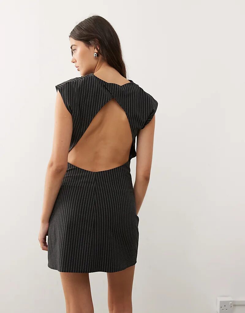 

Мини-платье Weekday с вырезом-лодочкой и открытой спиной, темно-серого цвета в тонкую полоску