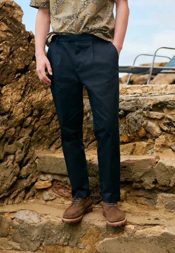 Брюки Next Regular fit tapered fit smart with elasticated back, темно-синие — фото 3