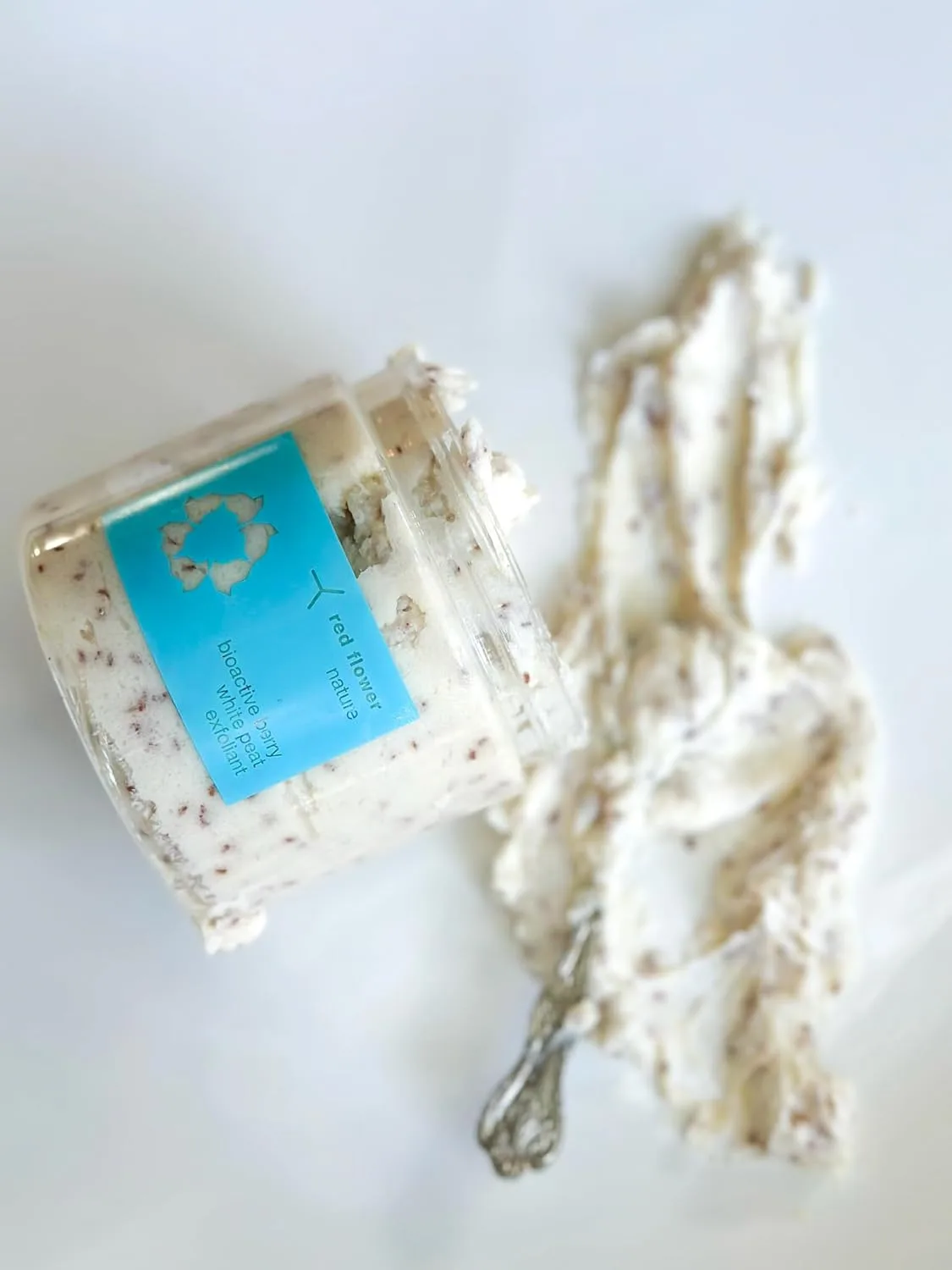 Red Flower Bioactive Berry White Peat Exfoliant с арктическим белым торфом, органической морской солью и ягодными семенами, мягко детоксифицирует, разглаживает и увлажняет, натуральный эксфолиант для сияющей кожи, 411 г 411.08 г (1 шт.), Red — фото 2