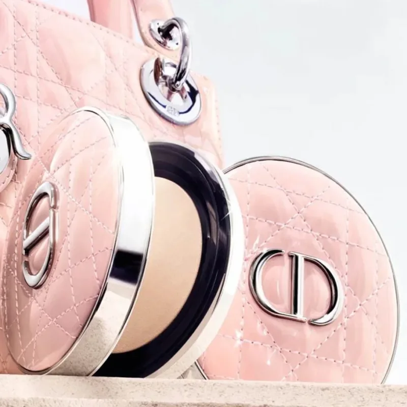 DIOR Удобный чехол-воздушная подушка с розовым глянцевым плетеным узором и увлажняющим блеском — фото 4