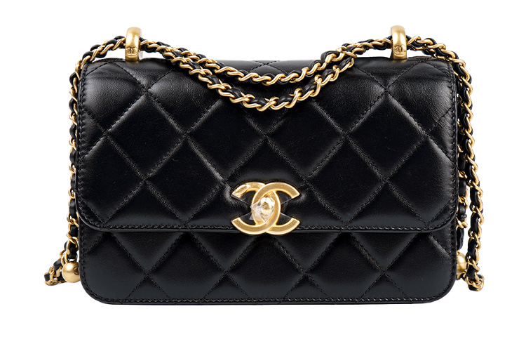 

Сумка из телячьей кожи черная с золотистой фурнитурой CHANEL