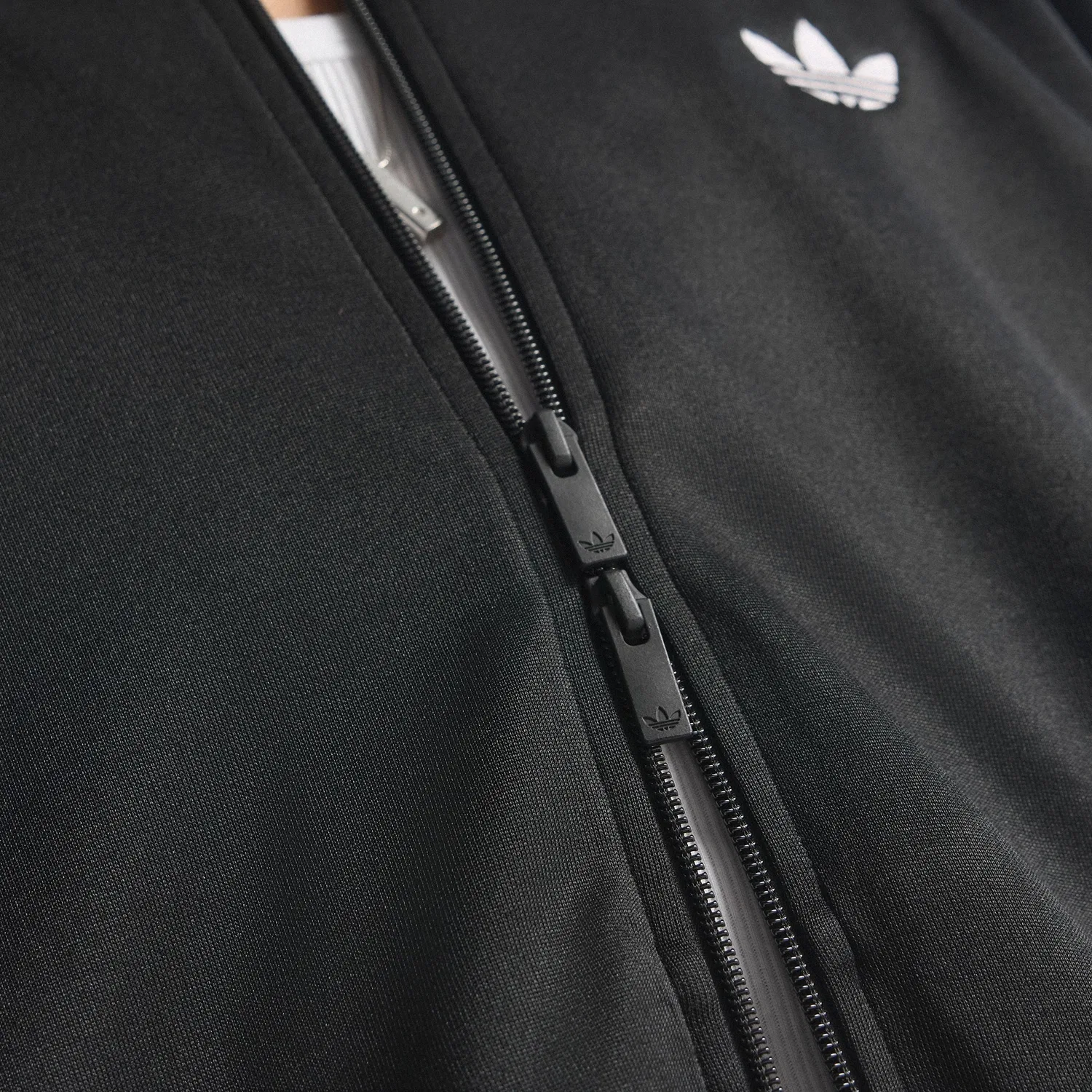 Мужская чёрно-белая олимпийка SST Adicolor Classic свободного кроя от Adidas — фото 4