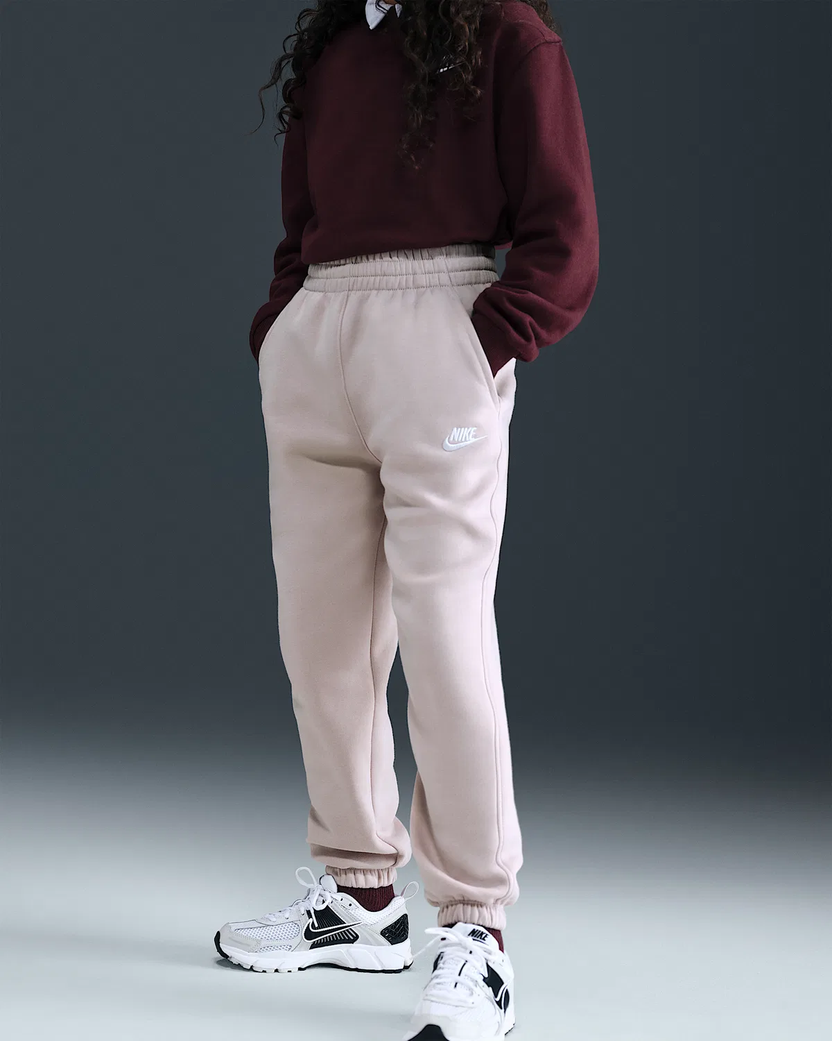 Детские свободные штаны Nike Sportswear Club Fleece, Platinum Violet/Platinum Violet/White — фото 2