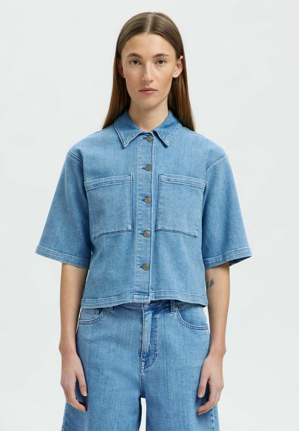 

Блузка на пуговицах KURZARM Selected Femme, цвет Light Blue Denim