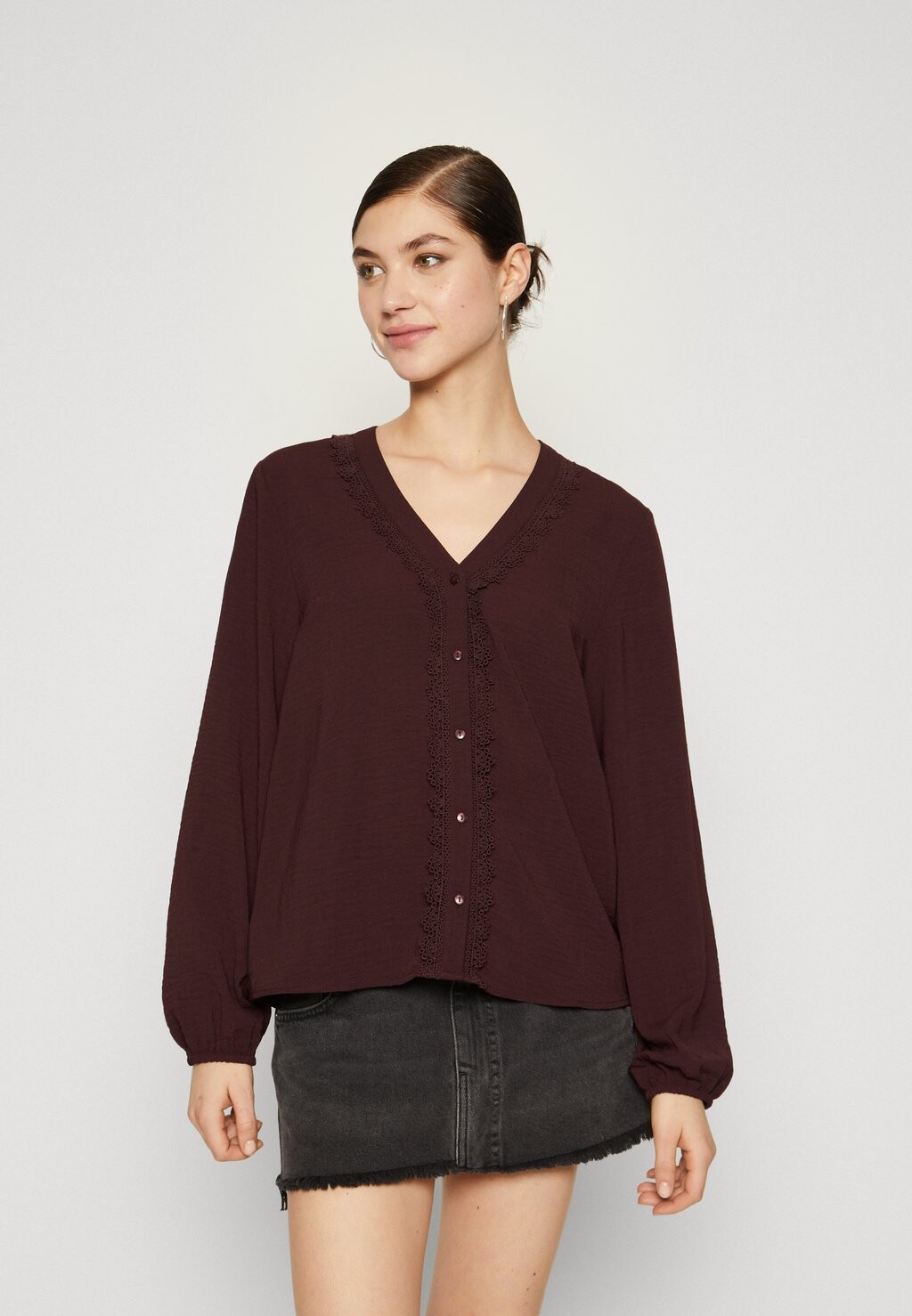 

Блузка JDY JDYDIVYA S V NECK SHIRT, цвет fudge