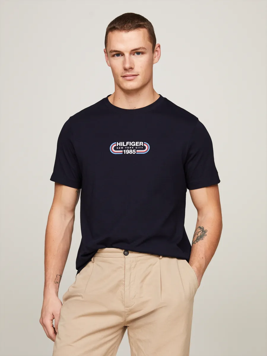 

Футболка Tommy Hilfiger "HILFIGER TRACK GRAPHIC TEE" с графическим логотипом, цвет Desert Sky