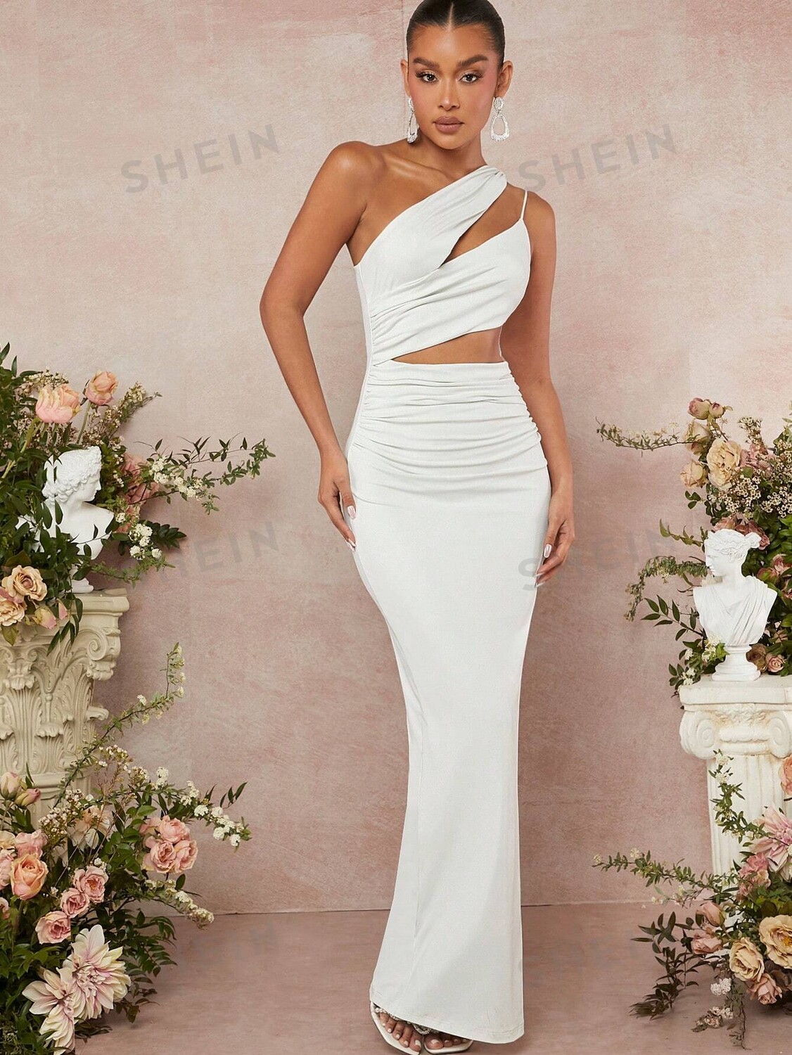

Платье на одно плечо Shein Haute с вырезом и рюшами, белый