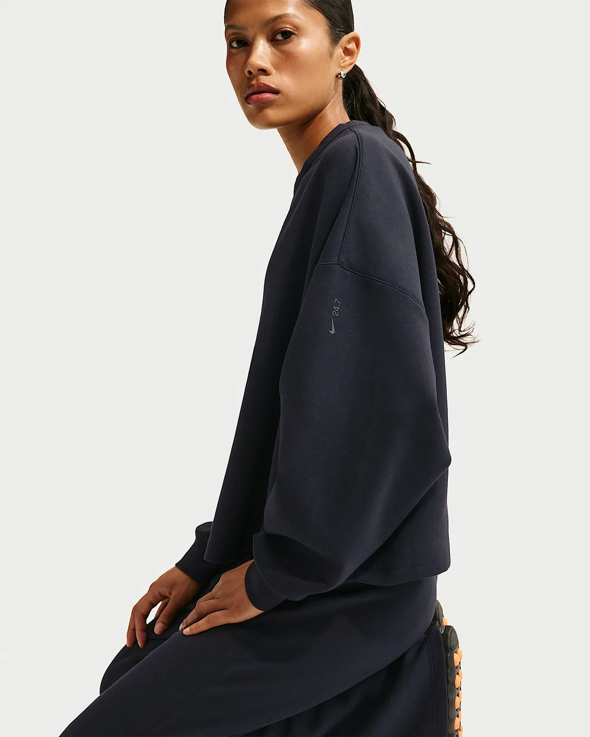 Женская футболка Nike 24.7 ImpossiblySoft Dri-FIT Oversized с круглым вырезом, Black/Dark Smoke Grey — фото 3