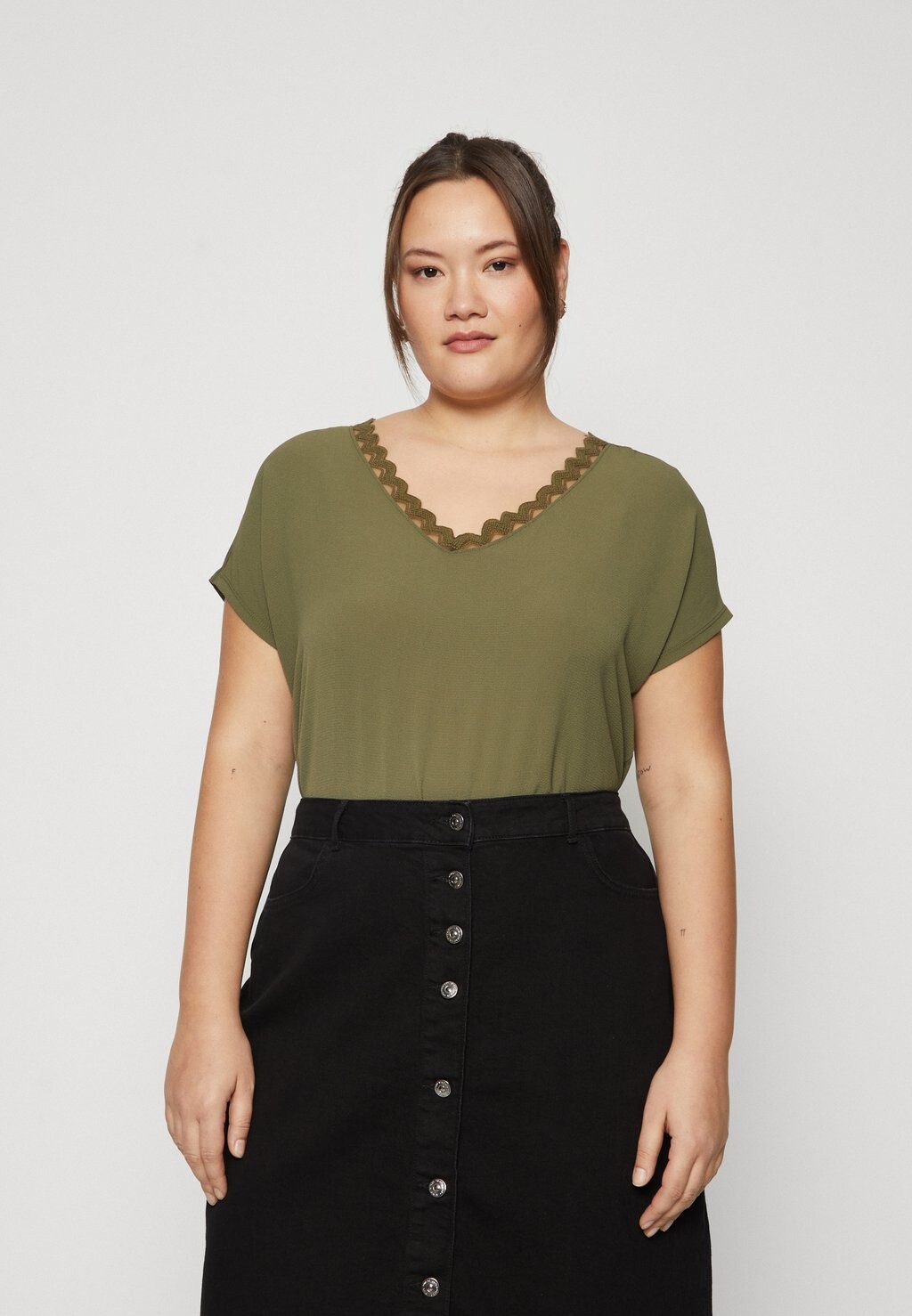 

Футболка с принтом CARTANI V NECK ONLY Carmakoma, цвет kalamata