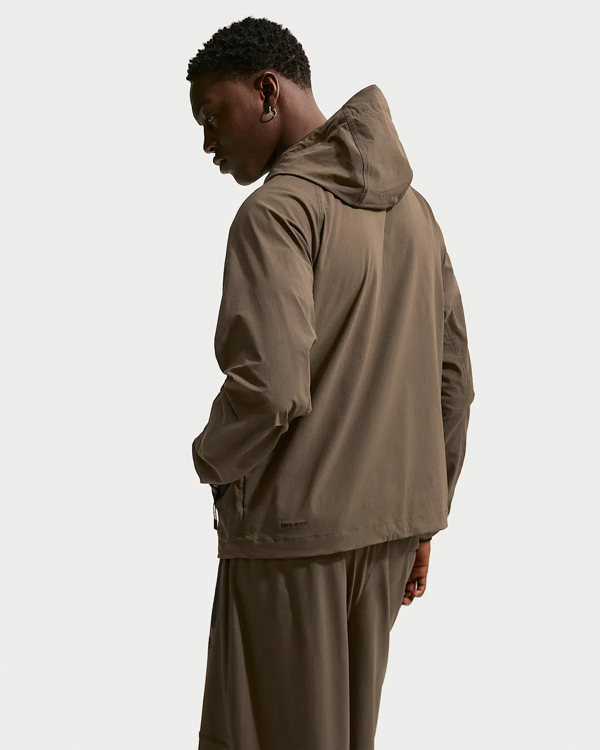 Мужская куртка Windrunner Dri-FIT Woven Full-Zip Nike Tech, Dark Hazel/Dark Hazel/Black — фото 3