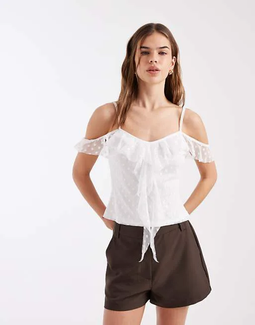 

Кремовый топ с открытыми плечами и оборками спереди Miss Selfridge