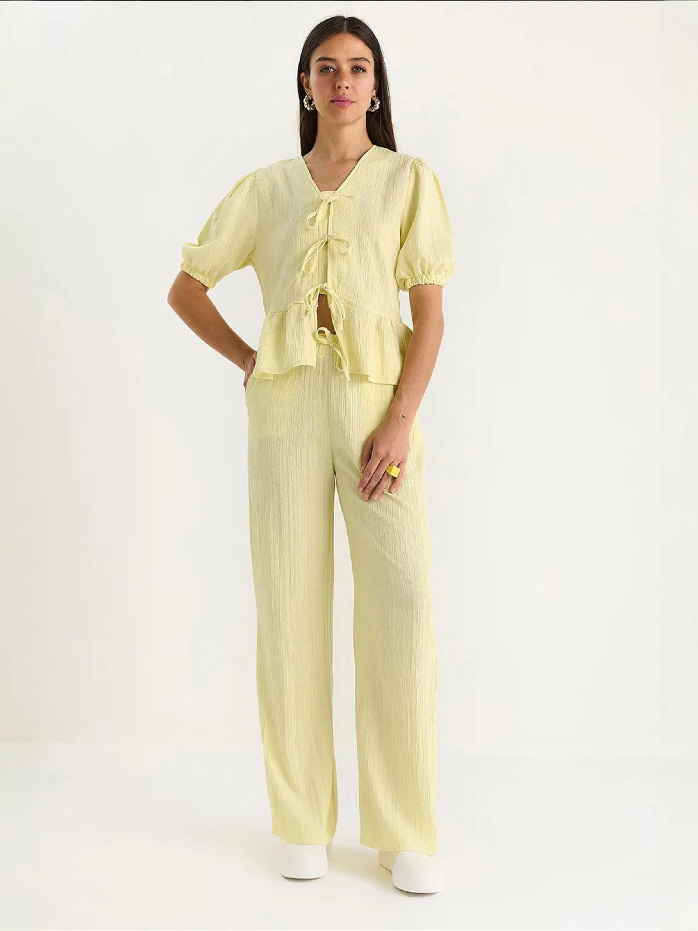 

Bianco Lucci Костюм-двойка в лимонно-желтом цвете