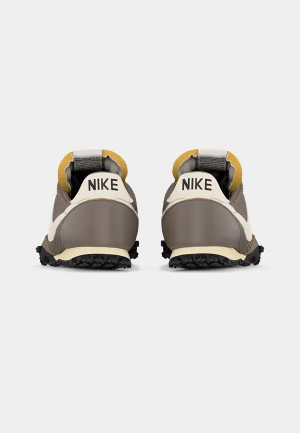 Кроссовки Nike Sportswear Waffle Racer 26 SE, цвет лунный фоссил/парус/теневой коричневый/кокосовое молоко/черный — фото 4