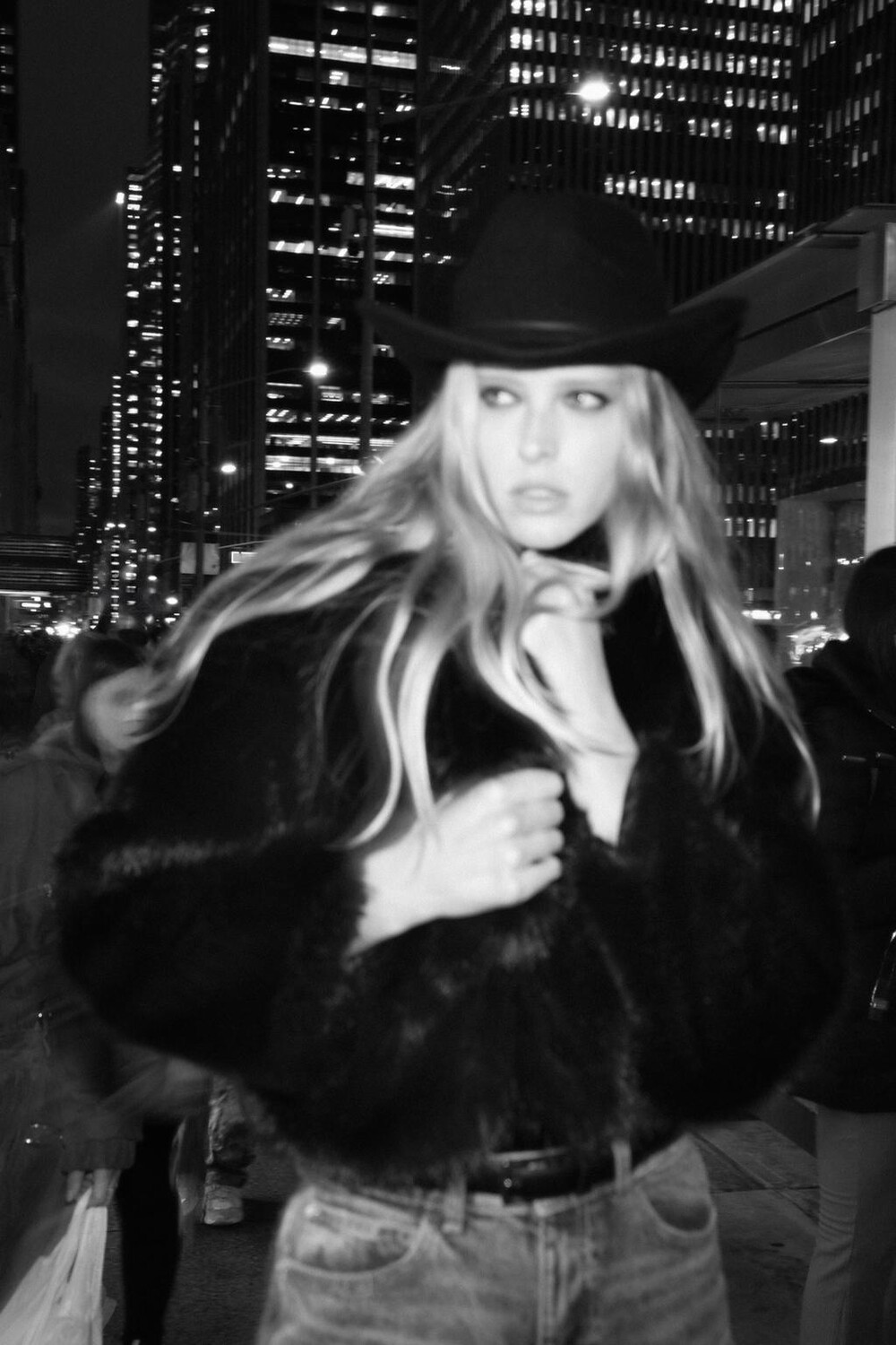 

Куртка из искусственного меха ZARA, черный