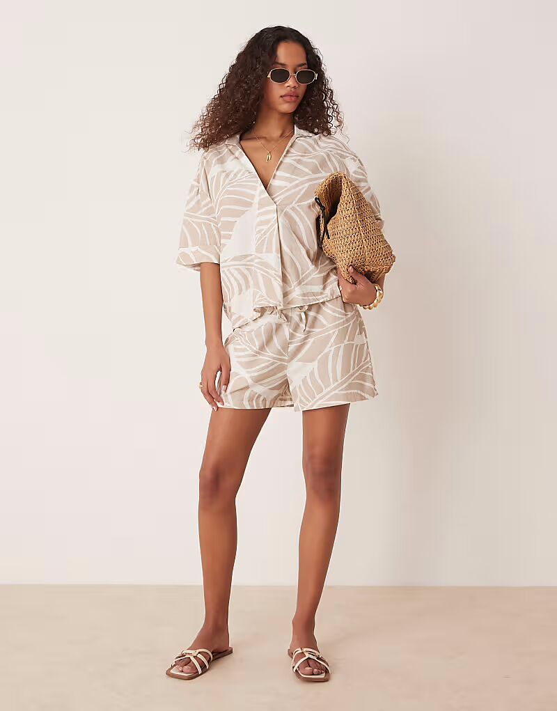 

Короткие шорты с высокой талией и крупным тональным принтом в виде листьев Vila