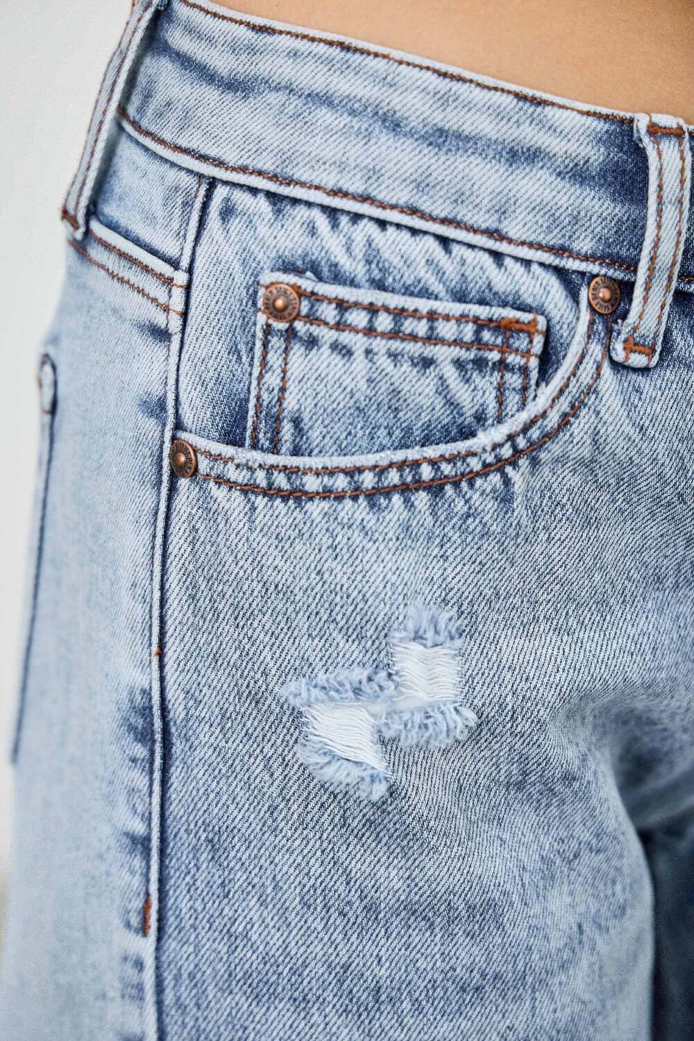 

Средняя высота, расслабленный прямой стиль, с эффектом разрушения TRUEDAMES, средне-синий