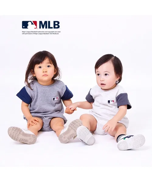Ромпер детский MLB с принтом логотипов команд, полиэстер 65%, хлопок 35%, офф-вайт — фото 2