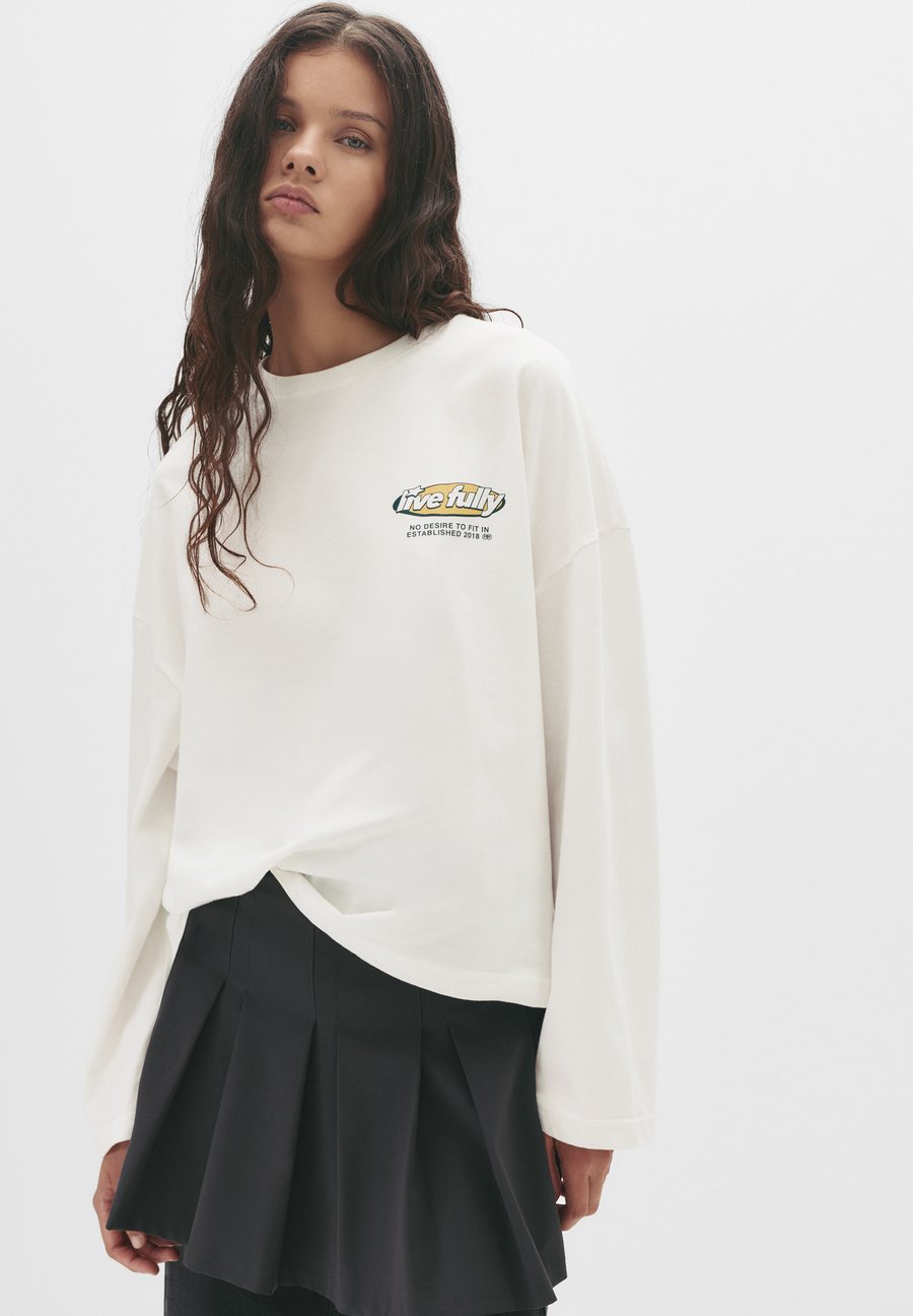 

Топ PULL&BEAR WITH GRAPHIC AND SLOGAN, Stone