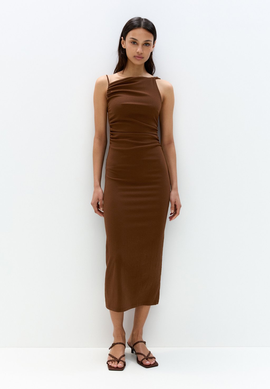 

Платье из джерси ASYMMETRIC - MIDI - Shift dress PULL&BEAR, коричневый