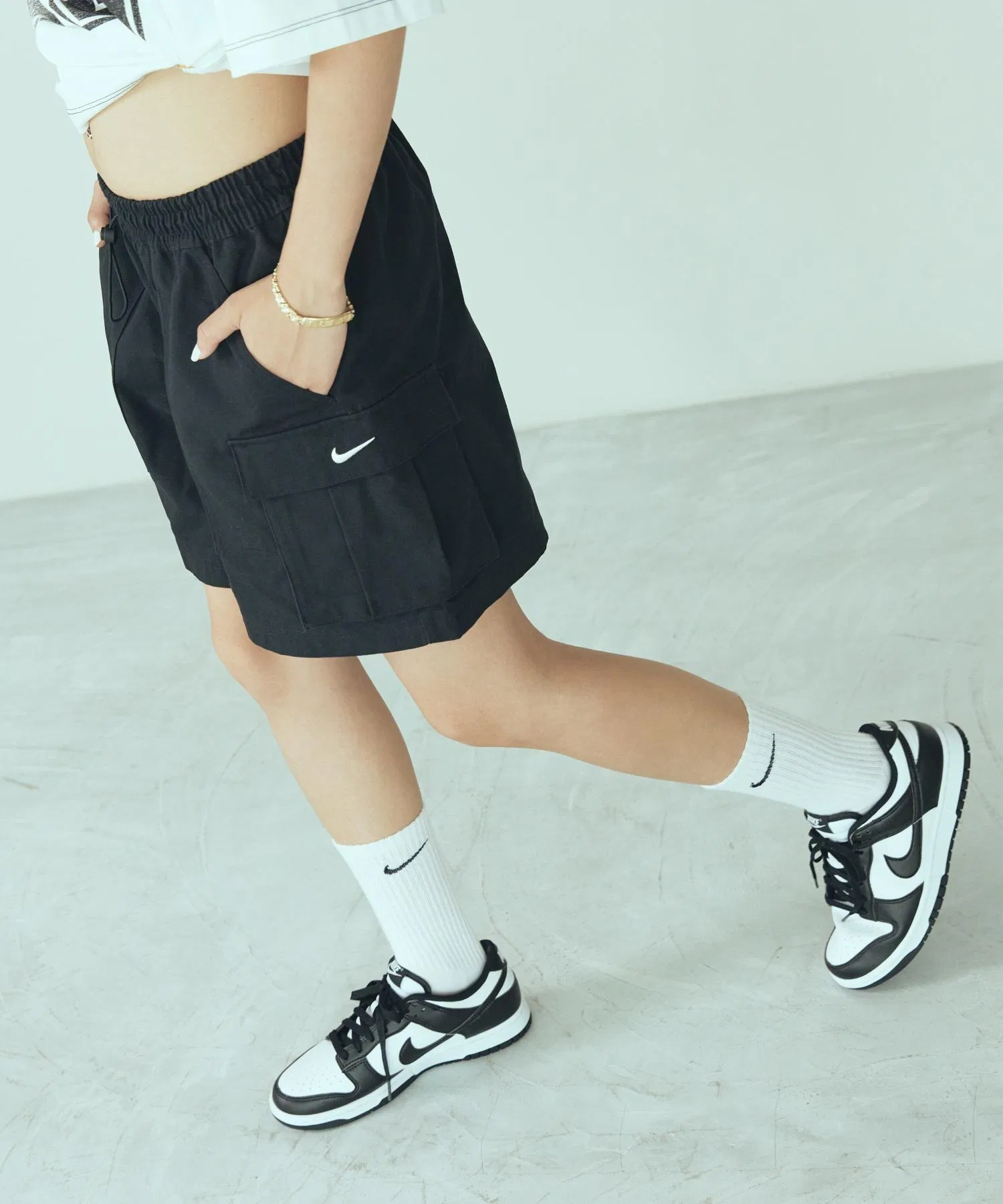 Женские шорты-карго Nike Sportswear средней посадки, свободного кроя, 152 см, HV2619-010, черные. — фото 2