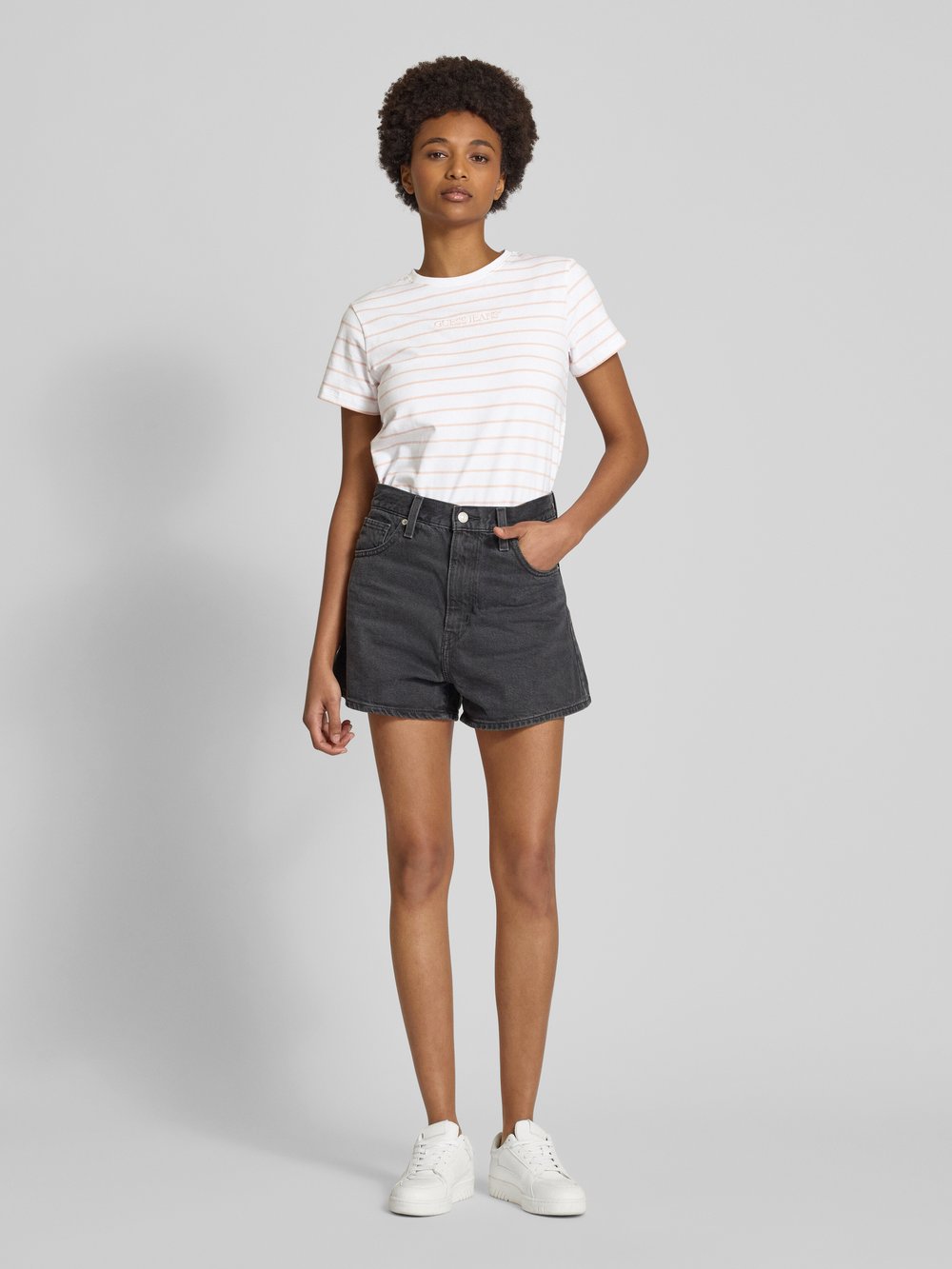 

Футболка с вышитой этикеткой Guess Jeans, светло-розовый
