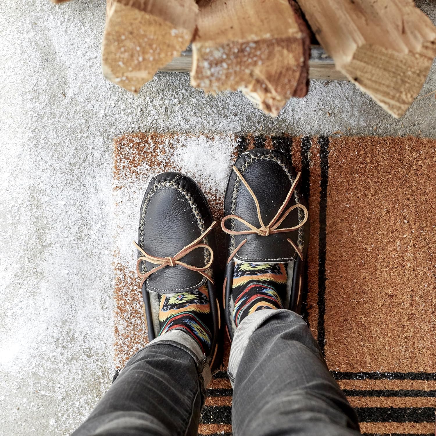 Мужские тапочки Minnetonka с подкладкой из овчины и изображением лося, черный — фото 2