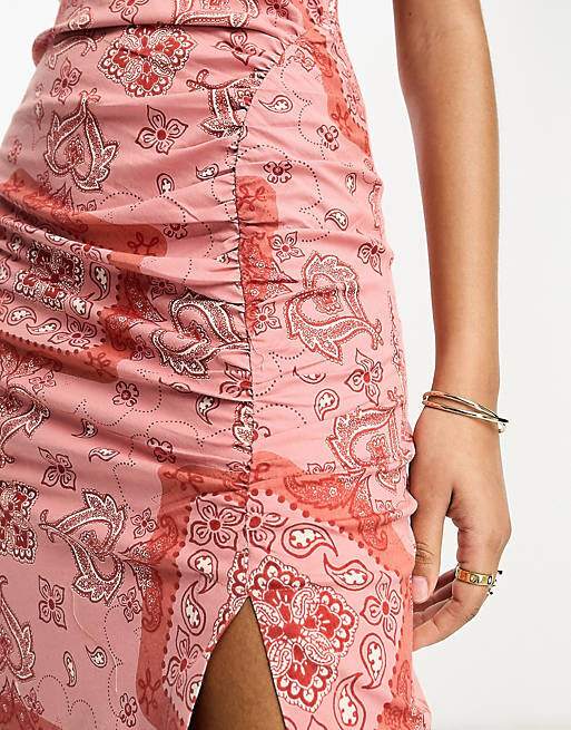 

Сарафан миди с чашечным воротником и рюшами с принтом банданы ASOS DESIGN