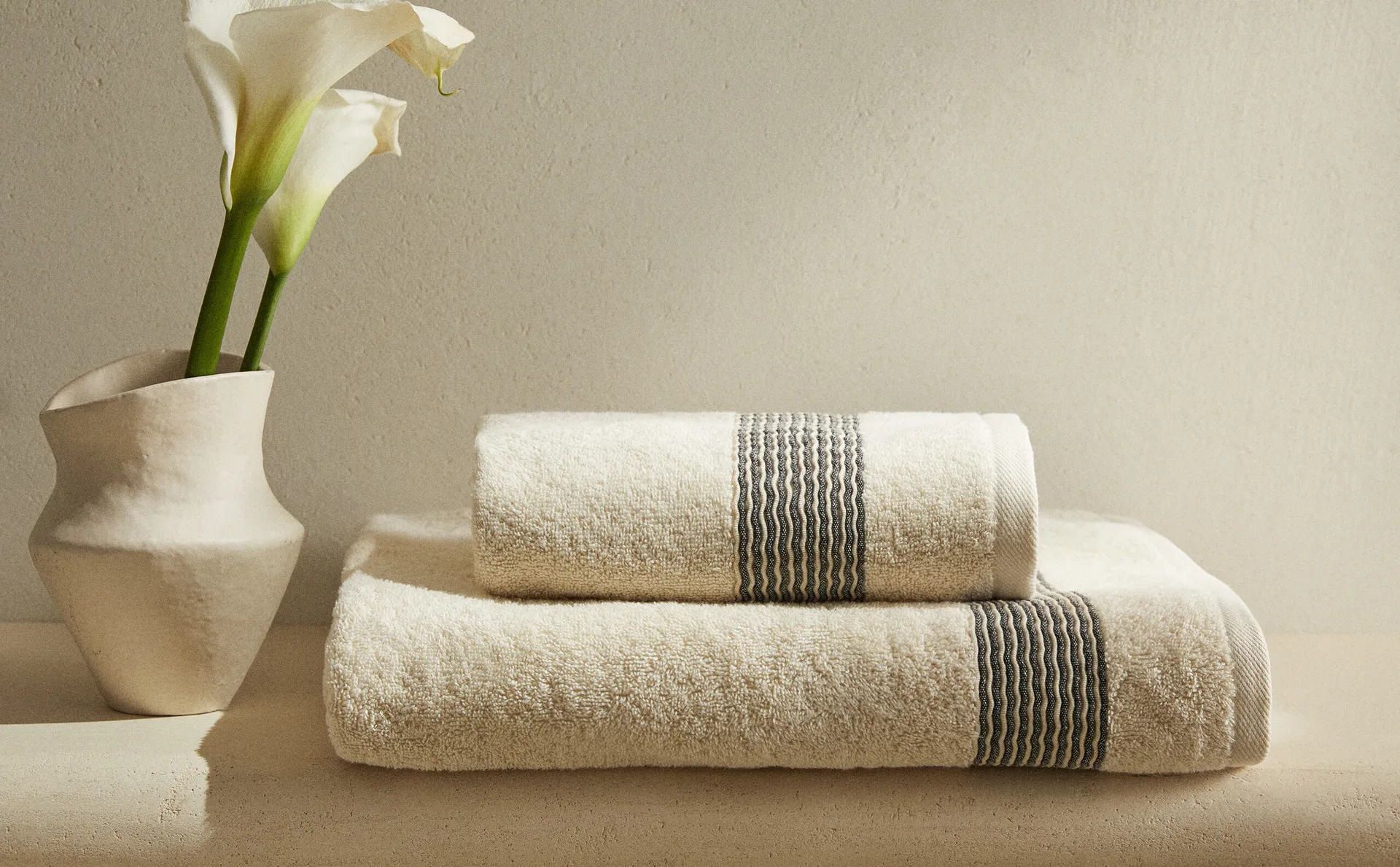 

Хлопковое банное полотенце со складчатой ​​каймой Zara Home, песочный/черный