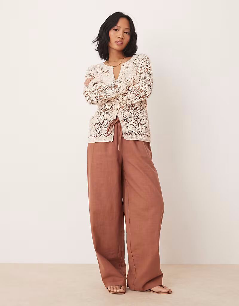 

Брюки ASOS DESIGN Petite из искусственного льна цвета мокко
