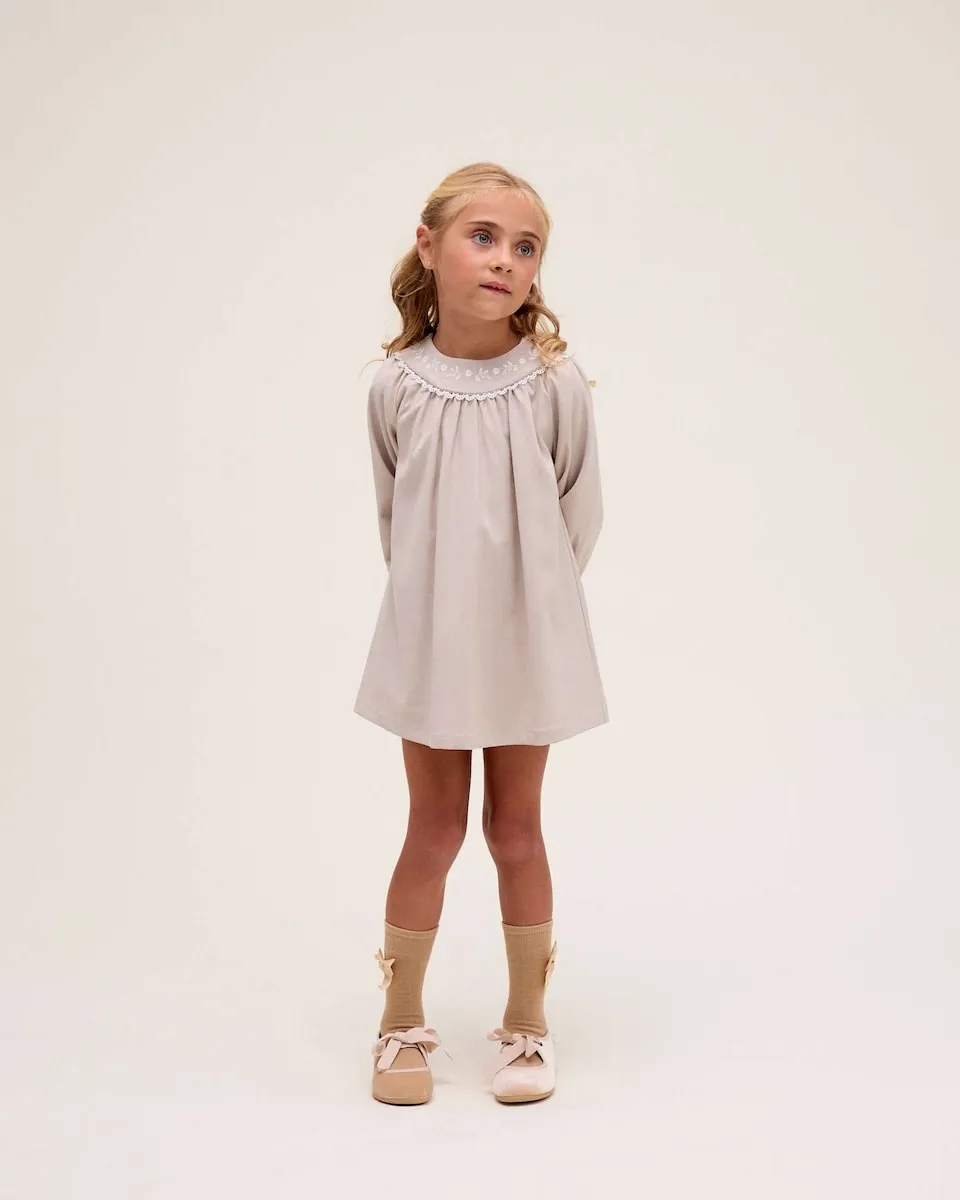 

Детское праздничное платье с вышивкой цветов Dadati