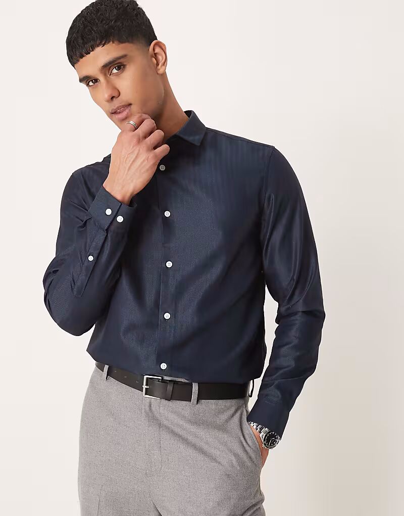 

Рубашка ASOS DESIGN классического кроя с рисунком «ёлочка» тёмно-синего цвета, легко гладится