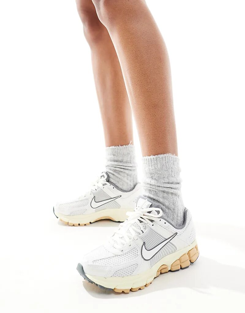 Кроссовки Zoom Vomero 5 белого и серого цвета Nike