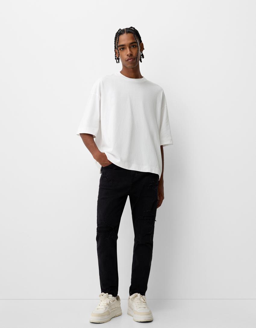 

Джинсы с рваными краями Bershka, черный