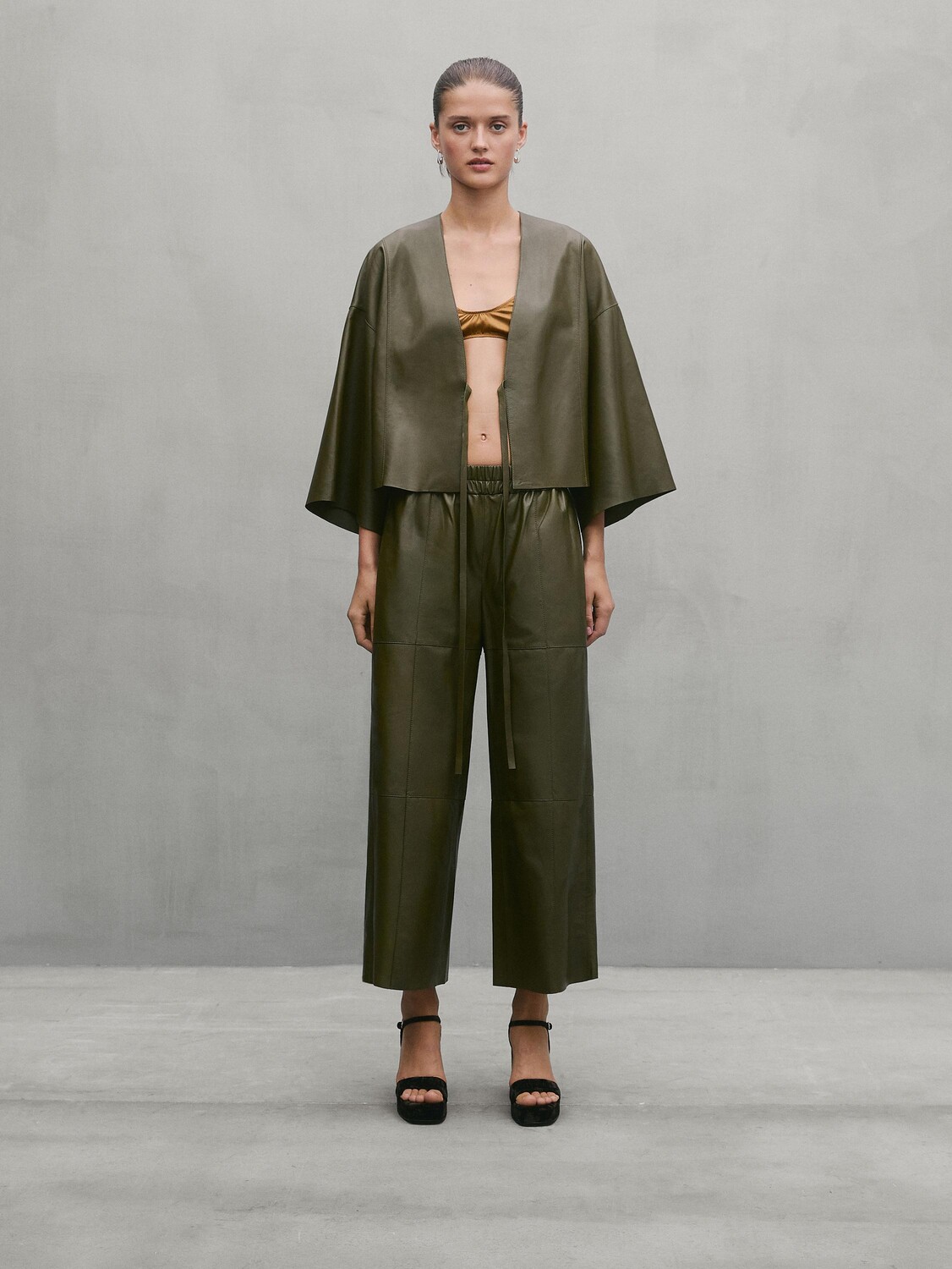 

Короткая кожаная куртка со швами - студия Massimo Dutti, хаки