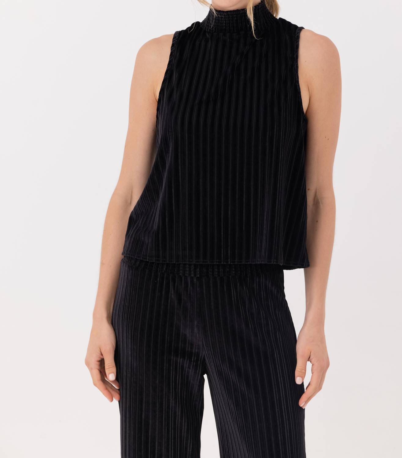 

Топ Leisla Mock Neck черного цвета sundays