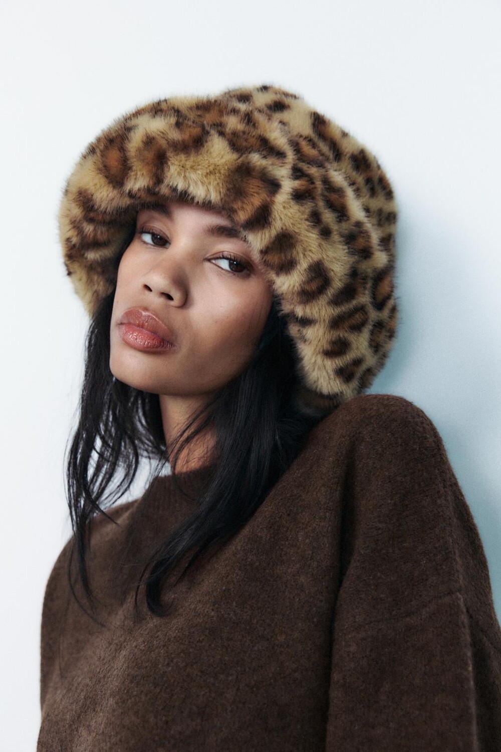 

Шапка из искусственного меха с животным принтом ZARA, цвет Leopard